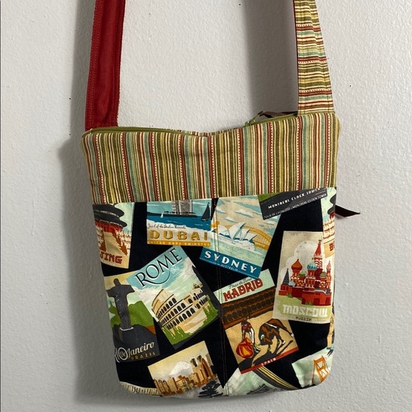 Red Crossbody Bag with Woven Texture and Structured Design - Picture 6 of 12